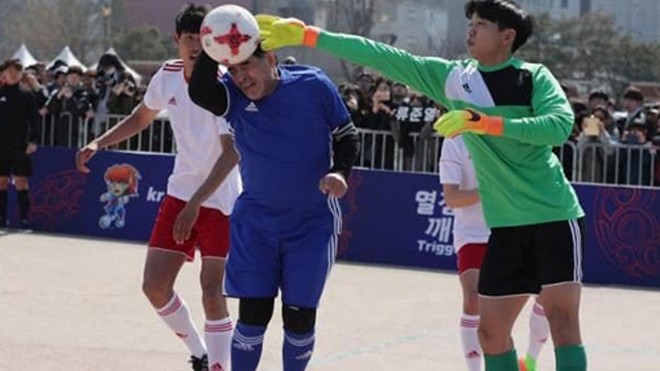 Maradona tái hiện ‘bàn tay của Chúa’ khi dự U20 FIFA World Cup Maradona dùng tay ghi bàn tại Hàn Quốc.