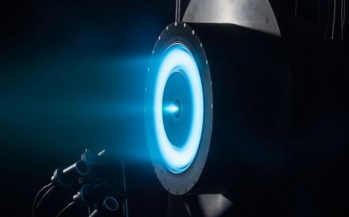 NASA thử động cơ ion có thể đưa người lên sao Hỏa Động cơ ion trong quá trình thử nghiệm. Ảnh: NASA.