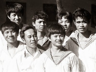 Gặp những cựu binh trong hải chiến Trường Sa 1988 Thuyền trưởng Vũ Huy Lễ (đeo quân hàm) và tập thể tàu HQ-505 anh hùng Ảnh: Nguyễn Viết Thái.