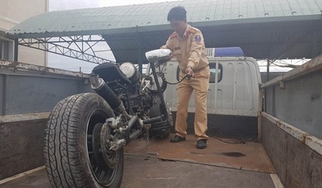 Muôn mặt giới chơi xe “độ“ Cảnh sát giao thông xử lý một chiếc xe có hình thù kỳ lạ.