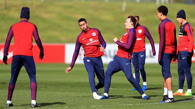 MU nhận tin sét đánh từ ngôi sao Phil Jones Phil Jones chấn thương sau khi bị Smalling giẫm vào chân