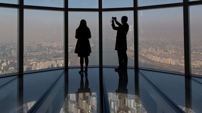 'Lời nguyền nhà chọc trời' có thêm nạn nhân mới Tầng quan sát tại Lotte. Ảnh: Bloomberg.