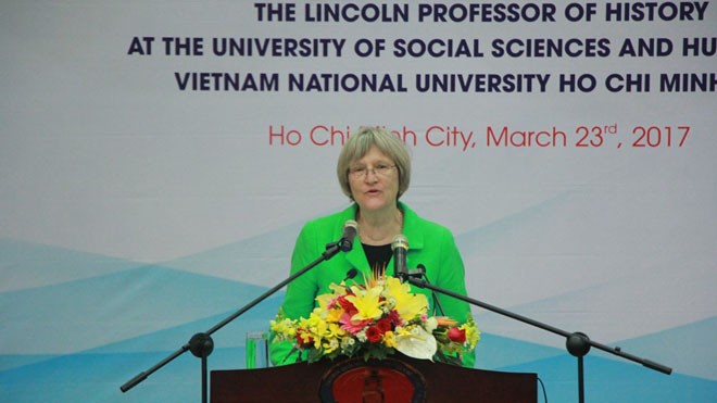 Hiệu trưởng Đại học Harvard: Sinh viên Việt Nam bình đẳng với sinh viên Mỹ Giáo sư Drew Gilpin Faust, Hiệu trưởng đại học Harvard thuyết trình trước gần 1.000 sinh viên của trường Đại học Khoa học Xã hội và Nhân văn TPHCM