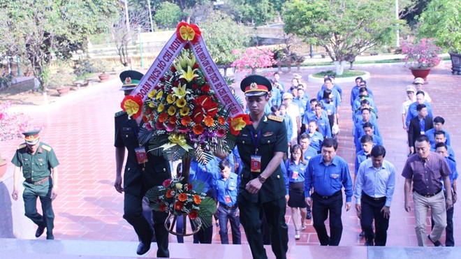 Trao giải thưởng Lý Tự Trọng cho 87 đoàn viên tiêu biểu Các cán bộ đoàn, đoàn viên xuất sắc đạt giải thưởng Lý Tự Trọng năm 2017 đặt vòng hoa và dâng hương tại bàn thờ bác Hồ ở Bảo tàng Hồ Chí Minh chi nhánh Quân khu V. Ảnh: Giang Thanh
