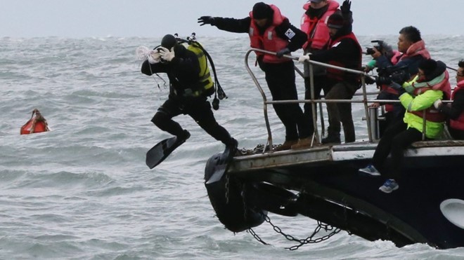 Ký ức ám ảnh của thợ lặn trong thảm kịch đắm phà Sewol Các thợ lặn được huy động tìm kiếm thi thể nạn nhân sau khi phà Sewol chìm. Ảnh: Al Jazeera.