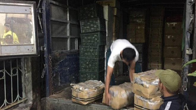 CSGT bắt giữ hơn 1 tấn hoa quả dán nhãn Trung Quốc Hơn 1 tấn hoa quả nhập lậu bị CSGT tóm gọn.