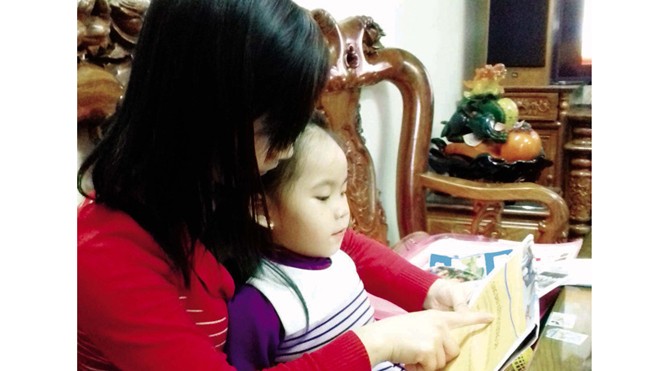 Bé gái 3 tuổi bỗng trở thành 'Hậu duệ của Thánh Gióng' Bé Phương bỗng dưng biết đọc khiến nhiều người kinh ngạc. Ảnh: T.G
