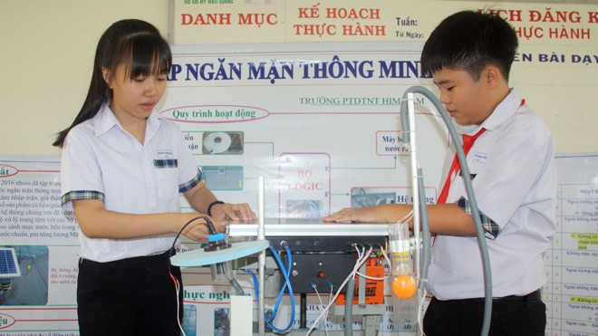 Quá bất ngờ với đập ngăn mặn thông minh do học sinh miền Tây sáng chế Khánh và Dung lắp đặt thử nghiệm hệ thống đập ngăn mặn thông minh sử dụng năng lượng mặt trời.