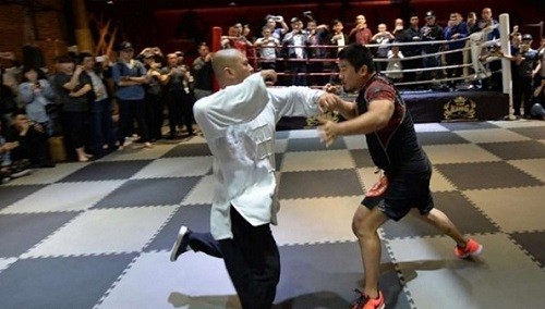 Những điểm ngờ vực trong thất bại của võ sư Thái Cực Quyền Ngụy Lôi (áo trắng) bị Từ Hiểu Đông đánh bại trong vòng năm giây