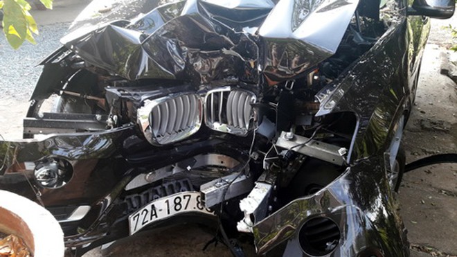 Chủ tịch huyện Côn Đảo tử vong trên ôtô biến dạng Đầu xe BMW bẹp dúm sau cú đâm mạnh vào gốc cây. Ảnh: Xuân Thắng.