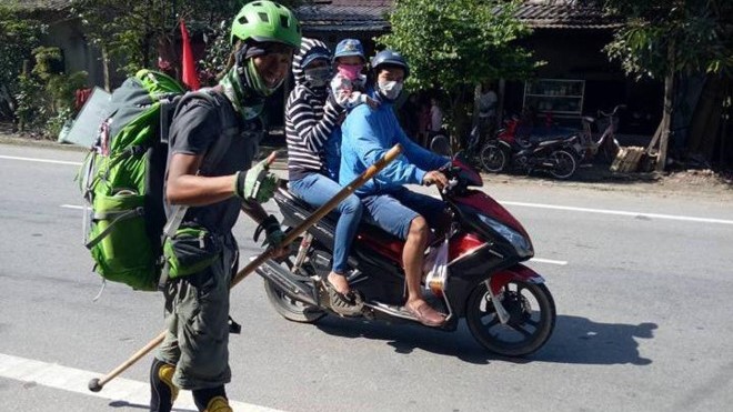 Đi xuyên Việt bằng ván trượt: Phượt ô tô, xe máy chuyện vặt Chàng trai ngoại quốc dùng ván trượt đi xuyên Việt khiến mọi người chú ý. Ảnh chụp màn hình.