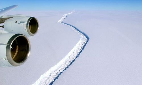 Băng Nam Cực nứt gãy, giới khoa học lo lắng Vết nứt ở rìa thềm băng Larsen C nhìn từ trên cao. Ảnh: NASA.