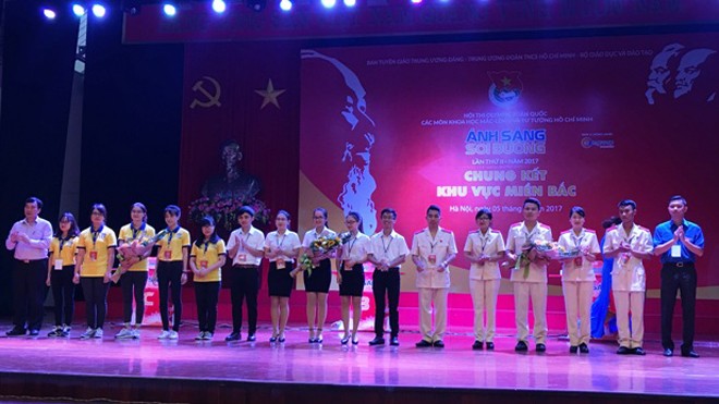 Tuyển Thái Nguyên xuất sắc vào chung kết “Ánh sáng soi đường” BTC tặng hoa cho 3 đội tuyển