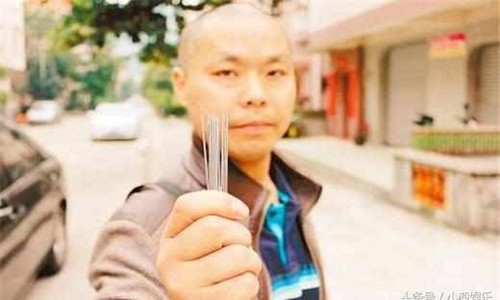 Võ sĩ luyện mình đồng da sắt thách đấu Từ Hiểu Đông Võ sư Hồ Quỳnh nói anh có thể phóng kim xuyên qua tấm thủy tinh. Ảnh: China.com