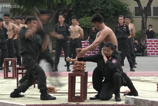 Màn biểu diễn khí công của nữ cảnh sát đặc nhiệm Hà Nội Màn biểu diễn khí công của nữ cảnh sát đặc nhiệm Hà Nội