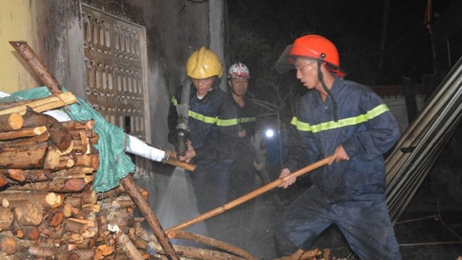 Nhà dưỡng lão ở Huế bốc cháy dữ dội trong đêm Lực lượng cứu hỏa tại hiện trường.