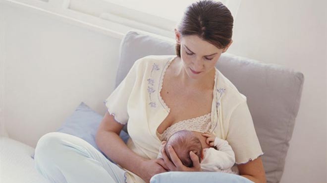 Bí quyết để không bị đau tức ngực khi cho con bú Tư thế ôm bóng giúp mẹ quan sát miệng bé và núm vú tốt hơn