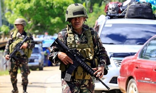 Philippines đưa trực thăng, đặc nhiệm chiến đấu với phiến quân Binh lính Philippines. Ảnh: Reuters