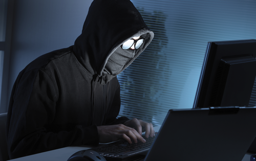 Vì sao hacker thích mặc áo trùm đầu, ngồi trong bóng tối? Hình tượng hacker thường thấy.