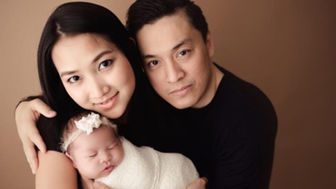 Lam Trường: 'Vợ thường nhắc tôi quan tâm con trai riêng' Lam Trường bên bà xã 9x và con gái. Ca sĩ đang trong quá trình thực hiện một album mới.
