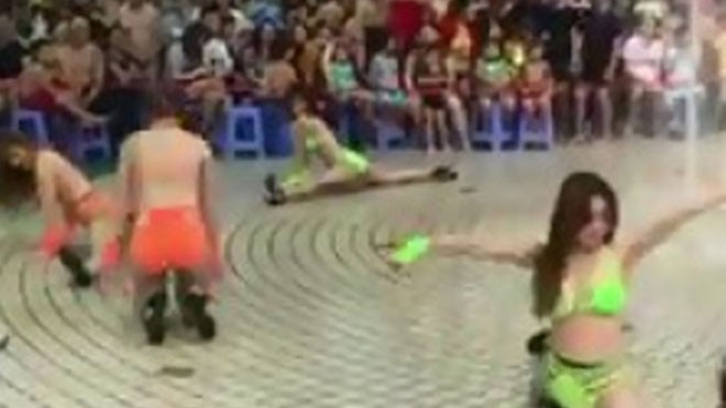 Thanh tra vào cuộc vụ vũ công múa sexy trước nhiều em nhỏ Nhóm vũ công mặc bikini nhảy múa ở Công viên nước Đầm Sen. Ảnh cắt từ clip
