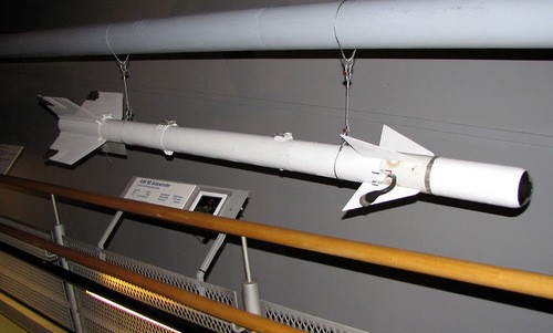 Lần thoát chết hiếm hoi của MiG-17 bị tên lửa Mỹ găm vào đuôi Tên lửa AIM-9B được Mỹ trang bị cho tiêm kích F-86 Đài Loan. Ảnh: Wikipedia.