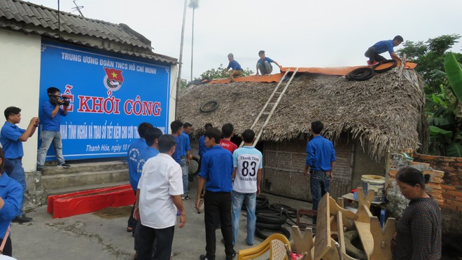 Tặng quà cho cựu TNXP Tặng quà cho cựu TNXP