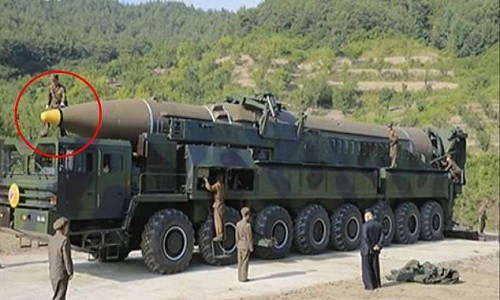 Dấu hiệu tên lửa Triều Tiên có thể lừa hệ thống đánh chặn Mỹ Tên lửa ICBM của Triều Tiên được lắp đặt phần nắp che rỗng màu vàng. Ảnh: Business Insider.
