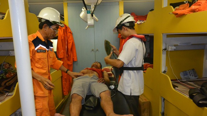 Cấp cứu thuyền trưởng mê man trên vùng biển Hoàng Sa Các nhân viên cứu hộ của Trung tâm II và bác sĩ cấp cứu bệnh nhân ngay trên biển