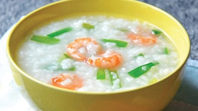 Cháo tôm với dừa xiêm: Món ăn giúp trẻ phát triển chiều cao Cháo tôm với cải thảo và dừa xiêm.