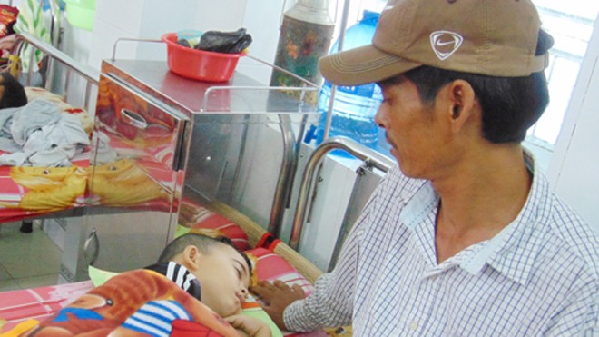 Rắn độc chui vào mùng cắn bé trai 5 tuổi nguy kịch Bé Duy đang điều trị tại bệnh viện. Ảnh: Thanh Lam.