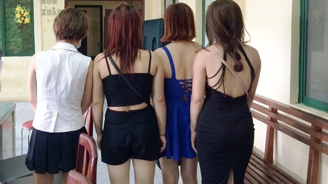 Hàng nghìn người bán dâm, TPHCM chỉ có hồ sơ 180 người Một số đối tượng bán dâm bị bắt quả tang.