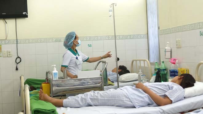 46 du khách Lào nhập viện do ngộ độc thực phẩm Các du khách Lào bị ngộ độc được chăm sóc tại Khoa Nội, bệnh viện Hoàn Mỹ Đà Nẵng.