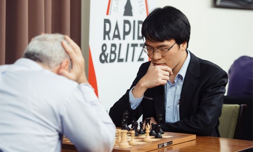 Mắc sai lầm chí tử, Quang Liêm thua cựu Vua cờ Kasparov Quang Liêm cầm Đen nhưng luôn gây được khó khăn cho Kasparov. Ảnh: GCT.