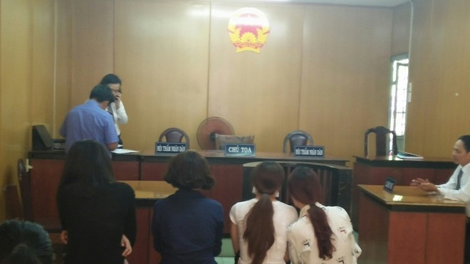 Ca sĩ, người mẫu môi giới bán dâm 500 USD lĩnh án Các bị cáo tại tòa. Ảnh: Tân Châu