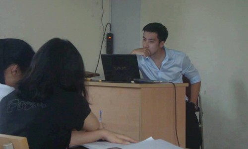 Sinh viên tiết lộ về thầy giáo điển trai bị chụp lén 'gây bão' mạng Ảnh chụp lén thầy giáo điển trai tại Đại học Thương Mại. Ảnh: Nguyễn Mộc Miên.