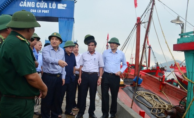 'Không để ngư dân có tâm lý chủ quan với bão số 10' Bí thư Tỉnh ủy Nguyễn Đắc Vinh kiểm tra công tác đối phó cơn bão số 10 tại thị xã Cửa Lò.