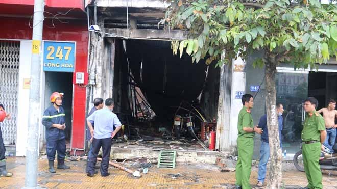 Cháy nhà lúc pha chế sơn, 3 người thương vong Hiện trường vụ cháy.