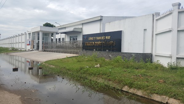 Đối thoại với dân bế tắc, Sở TN-MT vẫn đề nghị cho doanh nghiệp xả thải Trụ sở Cty Cty TNHH Dệt may Vinatex Quốc tế Toms tại huyện Hải Lăng.