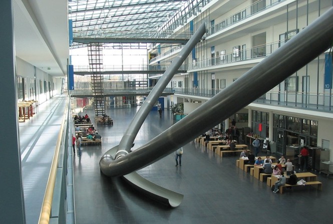 Choáng với cầu trượt khổng lồ ở đại học Đức Choáng với cầu trượt khổng lồ ở đại học Đức