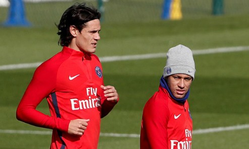 Cavani hỏi Neymar: 'Cậu nghĩ mình là Lionel Messi?' Cavani và Neymar trên sân tập của PSG. Ảnh: Reuters.