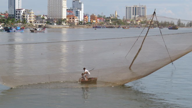 Ngư dân trúng mẻ cá mòi kỷ lục trên sông Nhật Lệ Rớ của bà Ánh đặt bên cạnh chân cầu Nhật Lệ