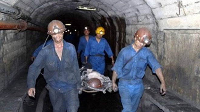 Nỗ lực cứu 2 công nhân than bị vùi lấp Nỗ lực cứu 2 công nhân than bị vùi lấp