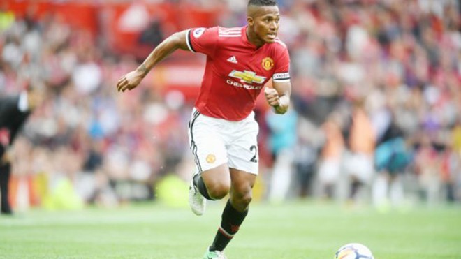 Ai mới là 'báu vật' ở Man United? Antonio Valencia chính là nhân tố quan trọng nhất trong kế hoạch của HLV Jose Mourinho. Ảnh: Getty Images