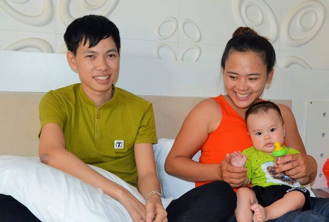Cô dâu xinh đẹp đẩy xe lăn cho chồng trong đám cưới ở Bắc Giang Cô dâu xinh đẹp đẩy xe lăn cho chồng trong đám cưới ở Bắc Giang