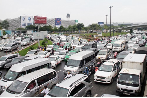 TP HCM yêu cầu Uber, Grab tạm ngừng kết nối xe mới Giao thông TP HCM ngày càng hỗn loạn vì có quá nhiều ôtô tham gia loại hình taxi mới. Ảnh: Duy Trần.