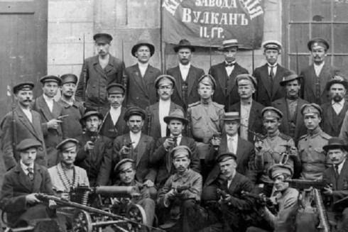 Các nguồn tài chính giúp đảng Bolshevik làm Cách mạng Tháng Mười Đơn vị Cận vệ Đỏ của nhà máy Vulkan ở thủ đô Petrograd (đế chế Nga) vào tháng 10/1917. Ảnh: Telesurtv.