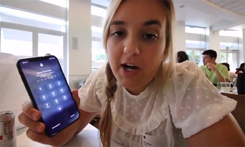 Kỹ sư Apple bị đuổi việc vì con gái khoe iPhone X Brooke Amelia Peterson quay video bên trong nhà ăn của Apple.