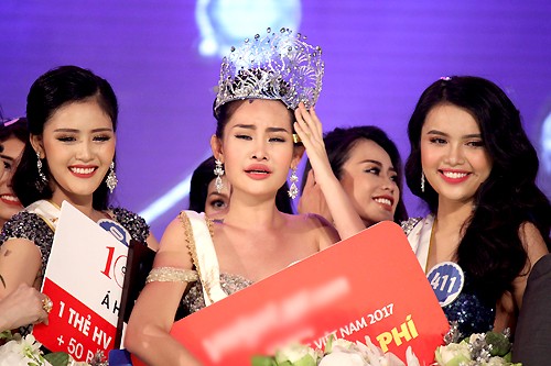 Tân Hoa hậu Đại dương bác tin đồn gian lận, mua giải Hoa hậu Ngân Anh bên Á hậu 1 (phải) và Á hậu 2. Ảnh: Mai Nhật.