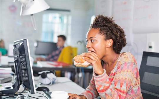 Nhai chậm lại, nguy cơ tiểu đường giảm 80% Ăn trưa vội vã tại bàn làm việc có hại hơn bạn nghĩ - Ảnh minh họa: INTERNET